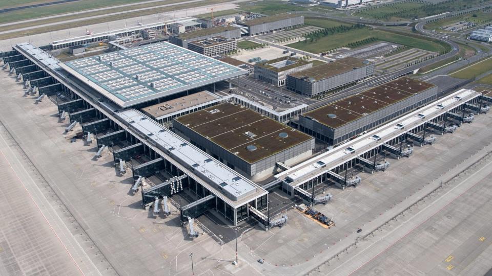 Blick über den Hauptstadtflughafen in Berlin-Schönefeld. Die Baufertigstellungsanzeige für den BER soll im Laufe des ersten Quartals 2020 beim Bauamt eingereicht werden, zu Jahresbeginn war das für diesen Herbst vorgesehen. Foto: Ralf Hirschberger