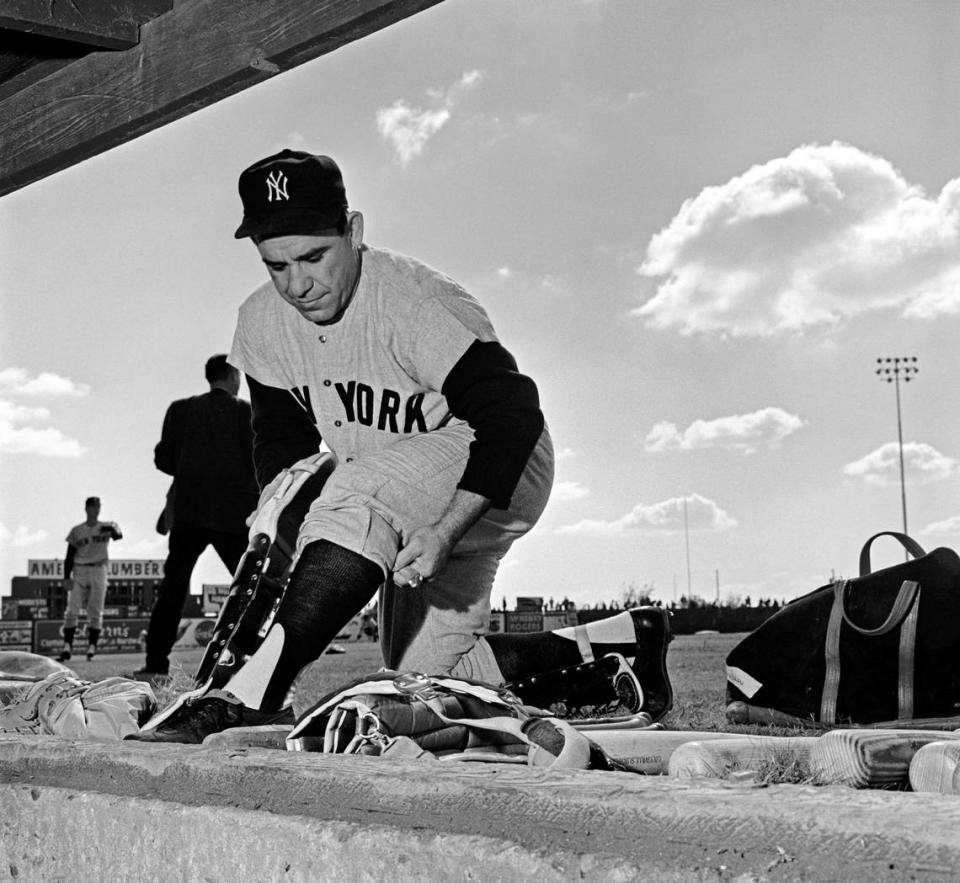 Una multitud de más de 5,000 personas llenó el Del Webb Field de Modesto el 14 de octubre de 1962 mientras los San Francisco Giants y los New York Yankees practicaban durante tres horas entre el 6º y 7º partido de las Series Mundiales, aplazado por la lluvia. En este acontecimiento único en la vida participaron ocho futuros miembros del Salón de la Fama, incluido el receptor de los Yankees Yogi Berra, que aparece en la imagen poniéndose las espinilleras antes del entrenamiento de 90 minutos del equipo.