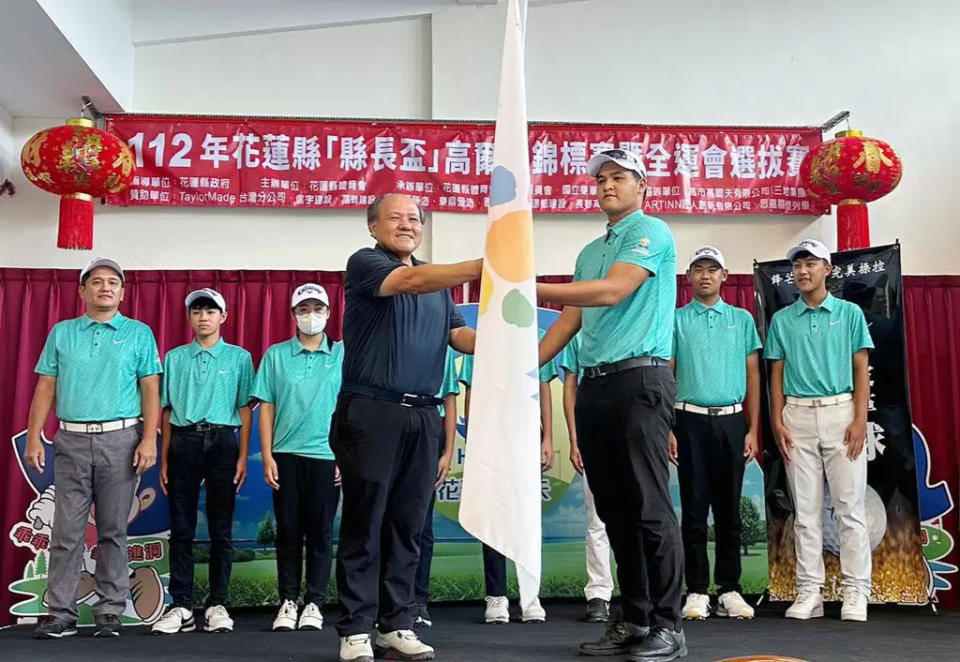 花蓮球場總經理鄭榮意授旗予台青盃花蓮代表隊選手溫新。大會提供