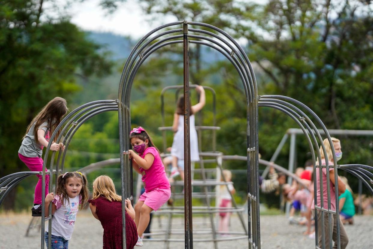 <span class="caption">Giving kids time outside for physical and social activity helps them get ready to learn.</span> <span class="attribution"><a class="link " href="https://www.gettyimages.com/detail/news-photo/weaverville-elementary-school-students-play-during-recess-news-photo/1228186292" rel="nofollow noopener" target="_blank" data-ylk="slk:Kent Nishimura/Los Angeles Times via Getty Images;elm:context_link;itc:0;sec:content-canvas">Kent Nishimura/Los Angeles Times via Getty Images</a></span>