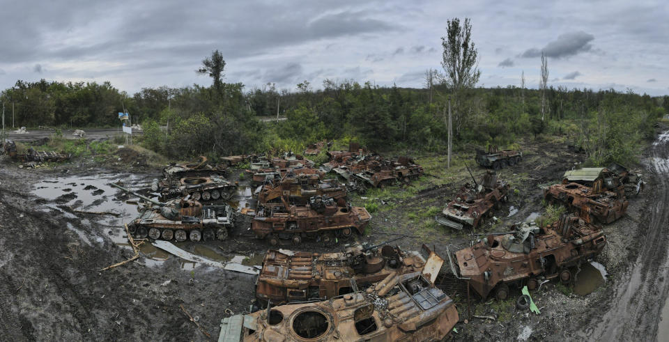 En esta fotografía proporcionada por el ejército ucraniano, se muestran vehículos militares destruidos en un camino cercano a Izium, en la región de Járkiv, Ucrania, el martes 13 de septiembre de 2022. (Ukrainian Military Unit Kholodnyi Yar, Iryna Rybakova vía AP)