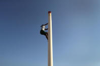 <p>A U.S. Border Patrol trainee climbs an obstacle course ladder at the U.S. Border Patrol Academy on August 3, 2017 in Artesia,N.M. (Photo: John Moore/Getty Images) </p>