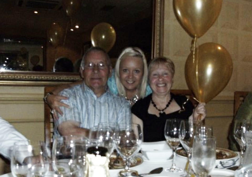 Joy Munns pictured with her parents. Source: Twitter/ Joy Munns