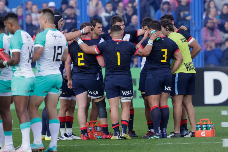 El abrazo final de los Pumas tras la derrota, con conciencia de que el desempeño frente a usuales suplentes sudafricanos fue muy bajo.