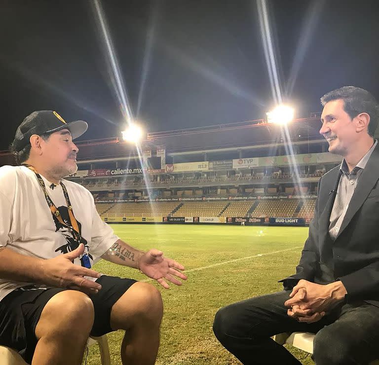 Con Diego Maradona, en el mano a mano que sostuvieron en 2018 cuando era el DT entrenaba a Dorados, en México.