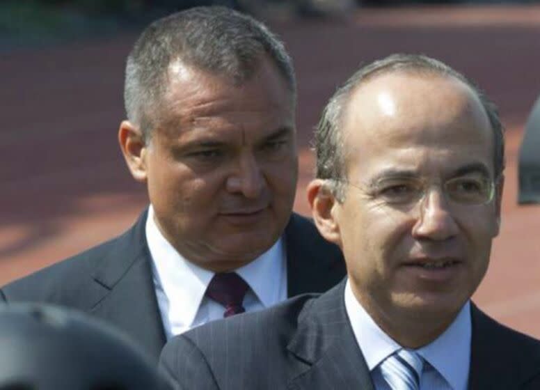 Genaro García Luna (izq.), secretario de Seguridad Pública durante la presidencia de Felipe Calderón (2006-2012).