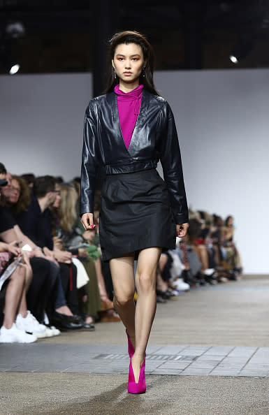 Ir a trabajar con estilo. Si estás cansada de tu look laboral y quieres darle un giro moderno, inspírate en este look de Topshop Unique. Como verás, la combinación negro y fucsia es todo un hit. - Foto: Tim P. Whitby/Getty Images