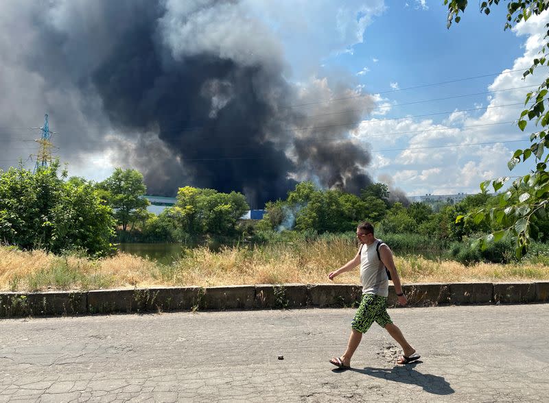 El humo se eleva desde el territorio de un centro automovilístico tras los recientes bombardeos durante el conflicto entre Ucrania y Rusia en Donetsk, Ucrania