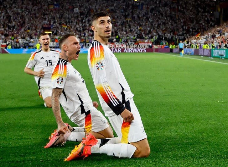 El futbolista alemán Kai Havertz celebra junto a sus compañeros tras anotar un gol en el triunfo de Alemania sobre Dinamarca por los octavos de final de la Euro 2024, en el Dortmund BVB Stadion, Dortmund, Alemania