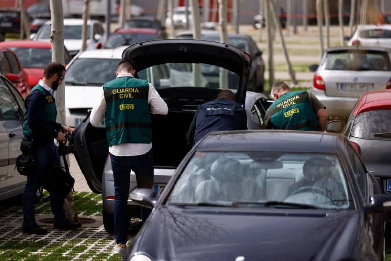 A Europol agent and several agents from the Guardia Civil's Central Operational Unit (UCO) leave the Royal Spanish Football Federation (RFEF) in Madrid. Spanish police raided offices of the nation's football federation RFEF and other properties, and carried out seven arrests, the Guardia Civil confirmed to dpa on Wednesday. Óscar J.Barroso/Afp7/Europapress/dpa