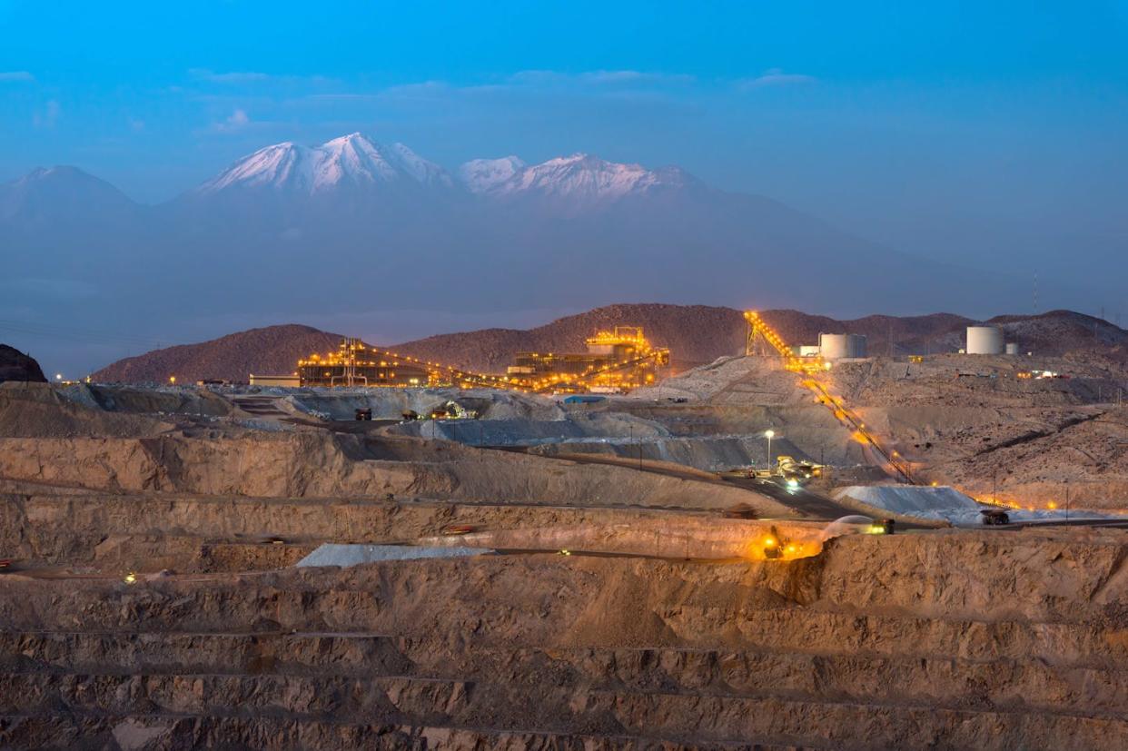 Mina de cobre a cielo abierto en Perú. <a href="https://www.shutterstock.com/es/image-photo/close-openpit-copper-mine-1992498692" rel="nofollow noopener" target="_blank" data-ylk="slk:Jose Luis Stephens / Shutterstock;elm:context_link;itc:0;sec:content-canvas" class="link ">Jose Luis Stephens / Shutterstock</a>