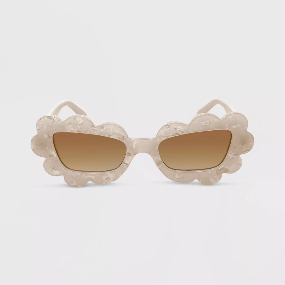 Sunglasses with unique scalloped frames with cat-eye shape, in a beige and off-white marbleized finish