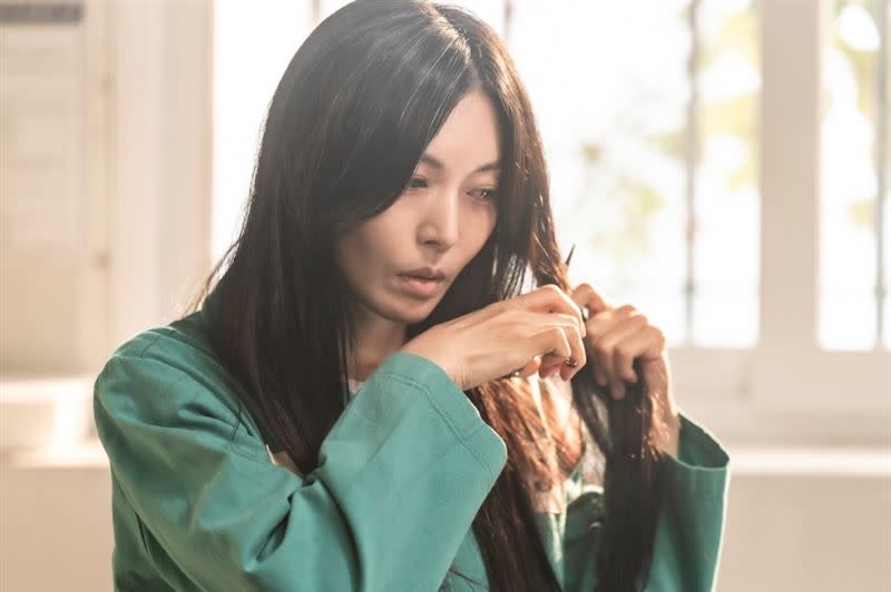 《上流戰爭3》的金素妍在劇中親手剪掉自己的頭髮。（圖／翻攝自SBS）