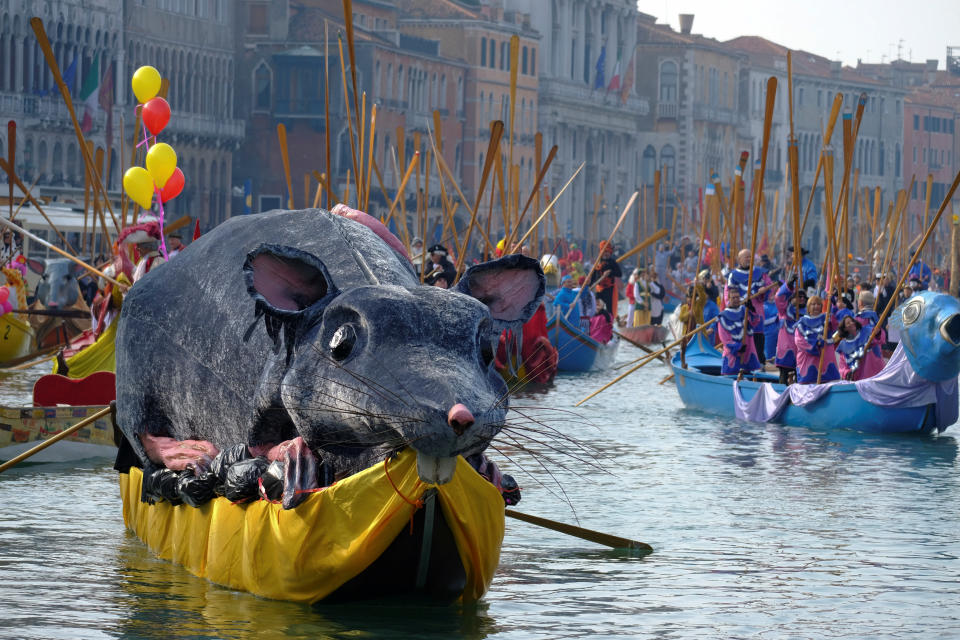 Las fotos del Carnaval de Venecia que muestran lo abarrotado que está