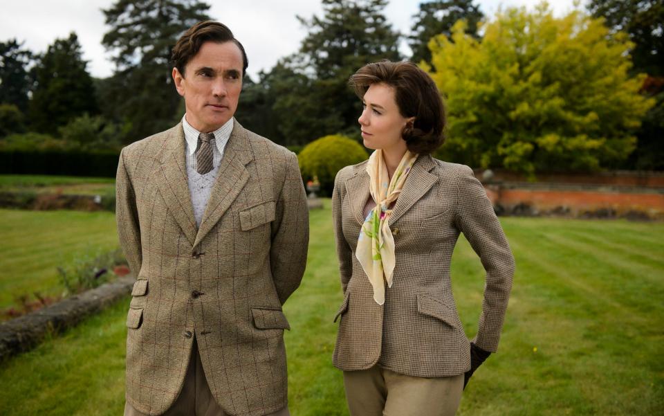 Ben Miles as Group Captain Townsend and Vanessa Kirby as Princess Margaret in The Crown