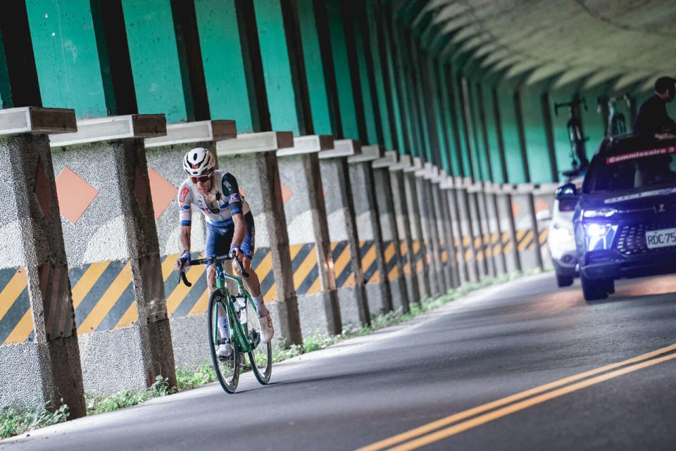 敢鬥賞花落單飛約50公里的日本紀南隊湯瑪士。Tour de Taiwan 國際自由車環台賽