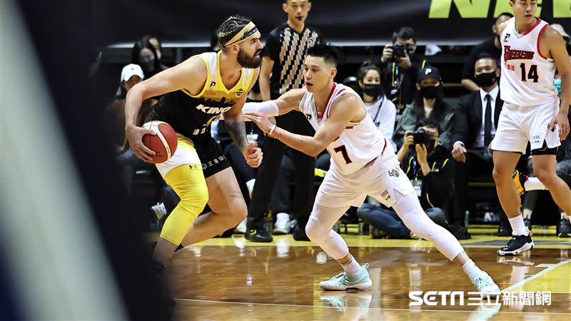 Kaohsiung 17 livestreamed the Iron Man away game against the New Taipei Kings, with Jeremy Lin defending Mulens.  (Photo/photographed by reporter Liu Yanchi)