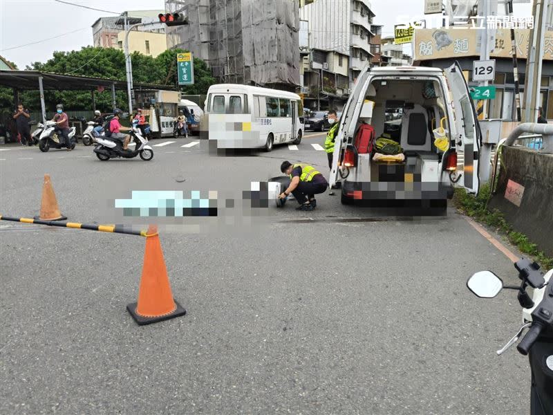 台中私校校車接送學生途中發生死亡車禍，車內17名學生目睹慘況受到驚嚇。（圖／翻攝畫面）