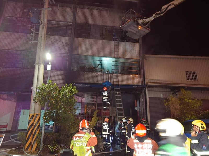 台中市豐原區27日凌晨發生住宅火警，現場七名民眾受困，消防人員立即到場救援，架梯救出民眾，其中三人送醫。（中央社／民眾提供）
