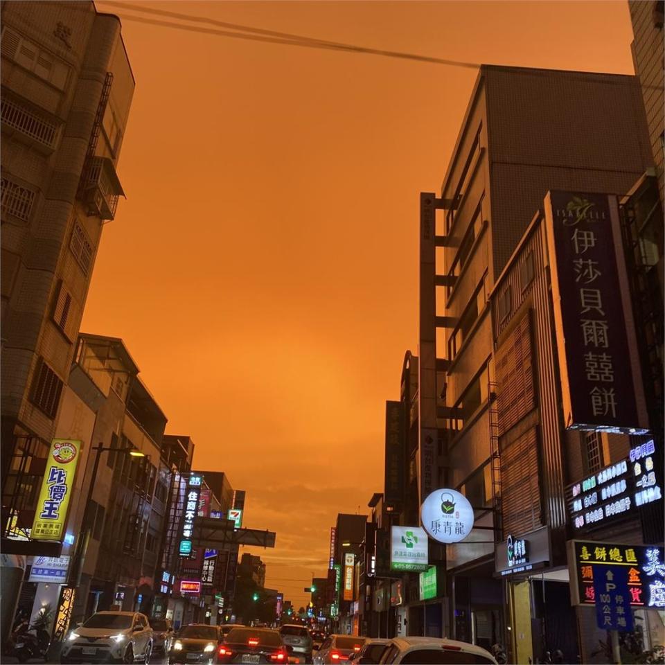 快新聞／做好防颱準備！宜蘭天空被染橘　氣象站：下大雨機率高
