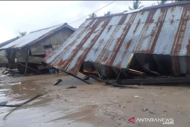 Rumah warga di Distrik Amar, Kabupaten Mimika, Provisi hancur rata tanah akibat terjangan banjir rob disertai ombak setinggi 3-4 meter dan angin kencang beberapa waktu lalu. (FOTO ANTARA/Evarianus Supar/2022)