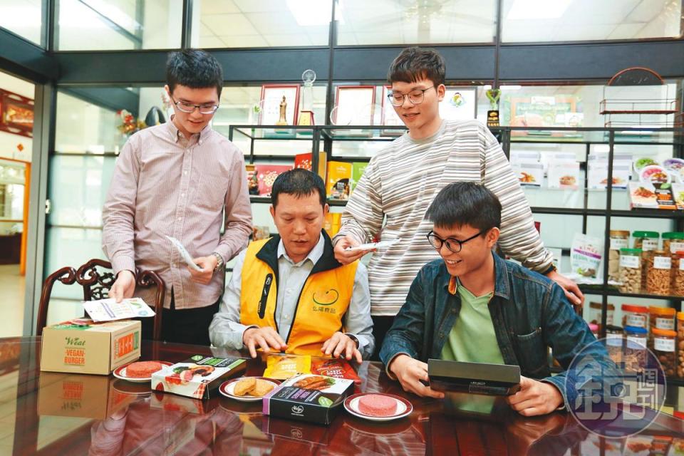 謝奇峯的3個兒子全進弘陽幫忙，希望品牌能更年輕化，不再侷限於素食的定位。