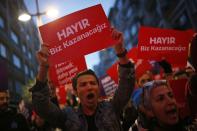 <p>Viele, die bei der Wahl in der Türkei mit „Nein“ gestimmt hatten, protestierten gegen das Ergebnis – sie wollen verhindern, dass Erdogan dadurch mehr Macht zugesprochen wird. (Bild: AP Photo/Emrah Gurel) </p>