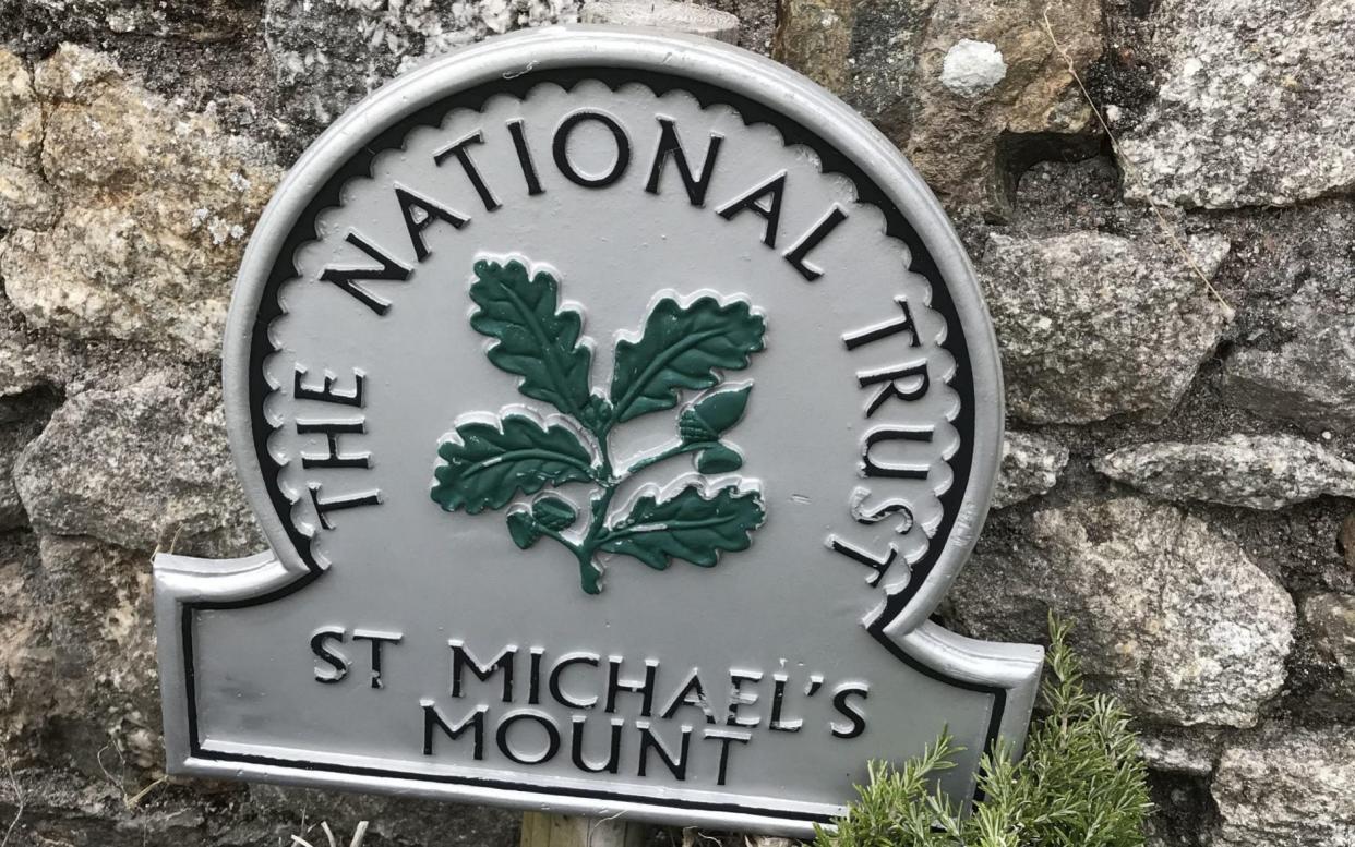 The National Trust sign - Alamy