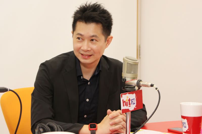 ▲行政院發言人丁怡銘8日接受廣播專訪。（圖／「Hit Fm《周玉蔻嗆新聞》製作單位提供）