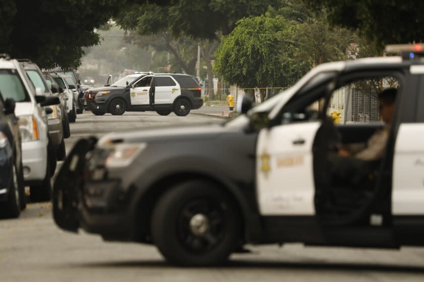 COMPTON, CALIFORNIA-SEPT. 10, 2020-Los Angeles County Sheriffs were involved in a shooting that occurred at 500 S Bradfield Ave. in Compton after attempting to serve a warrant on Sept. 10, 2020. LA County Sheriff deputies control the perimeter as the investigation continues. (Carolyn Cole/Los Angeles Times)