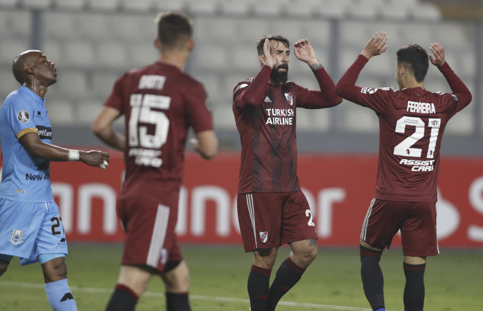 Lucas Pratto (centro), de River Plate de Argentina, festeja tras anotar el sexto gol ante Binacional de Perú, el martes 22 de septiembre de 2020 (Paolo Aguilar/Pool via AP)