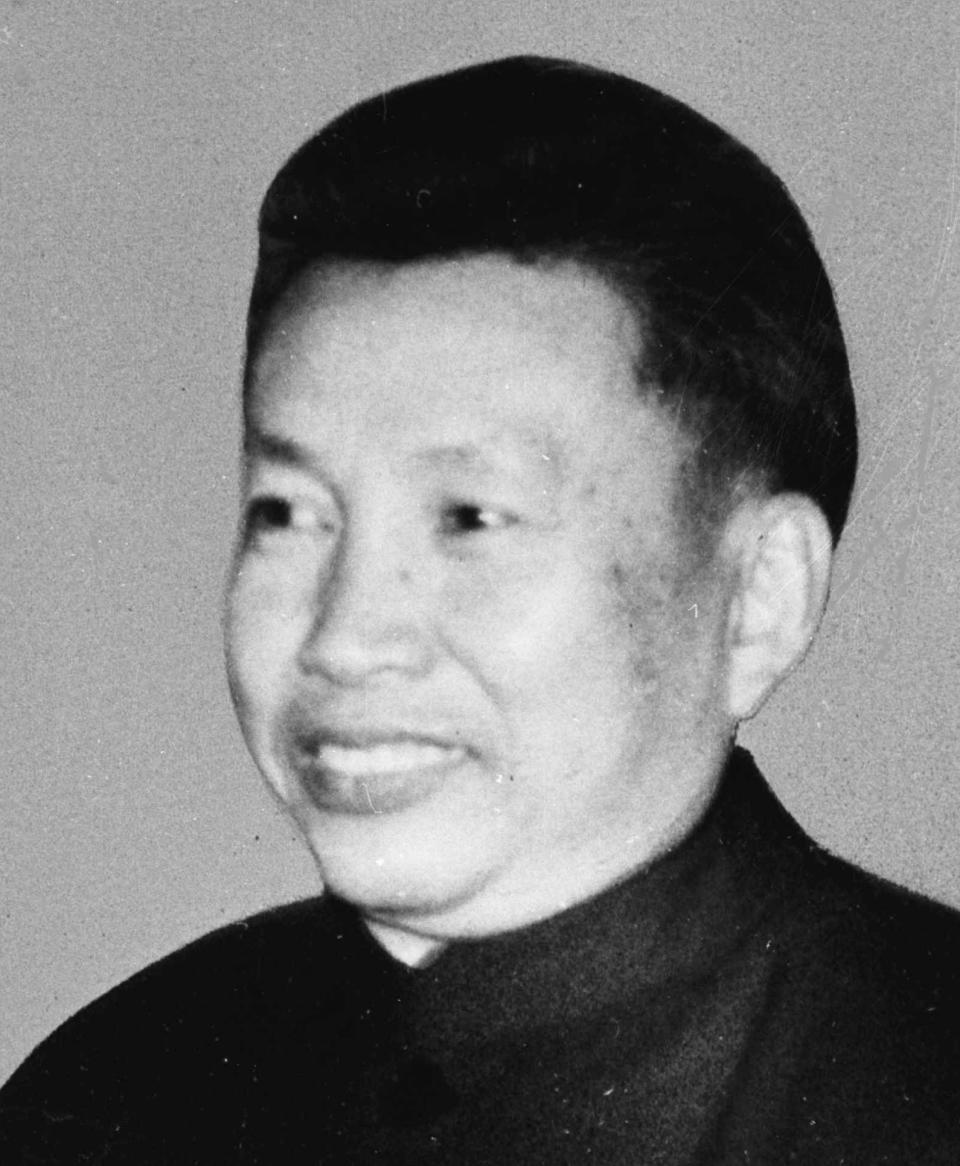 Como Secretario General de los Jemeres Rojos, Pol Pot fue el principal responsable del genocidio camboyano, en el que perdieron la vida cerca de 2,5 millones de personas. El dictador quiso construir un modelo socialista agrario y su política se caracterizó por la ruralización forzada de los habitantes de los núcleos urbanos, las torturas, las ejecuciones masivas, los trabajos forzados y la racionalización de la comida. (Foto: AP).