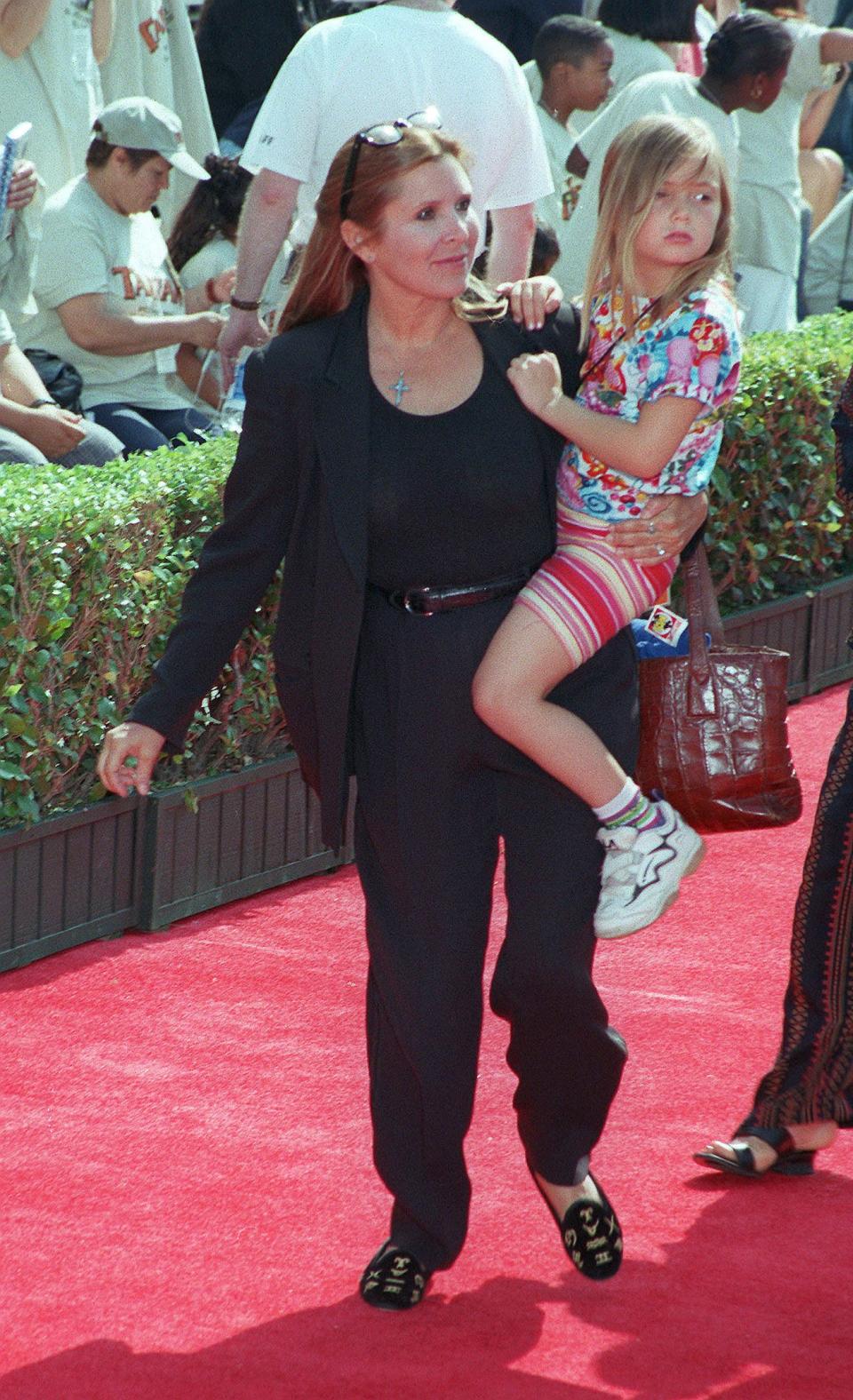 Billie gets a lift from her mom at the 1999 premiere of <em>Tarzan</em>.