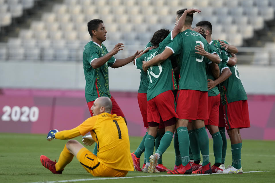 Los jugadores de México celebran el gol de Sebastián Córdova en la victoria 4-1 ante Francia en el fúbtol de los Juegos Olímpicos de Tokio 2020, el jueves 22 de julio de 2022, en Tokio. (AP Foto/Shuji Kajiyama).