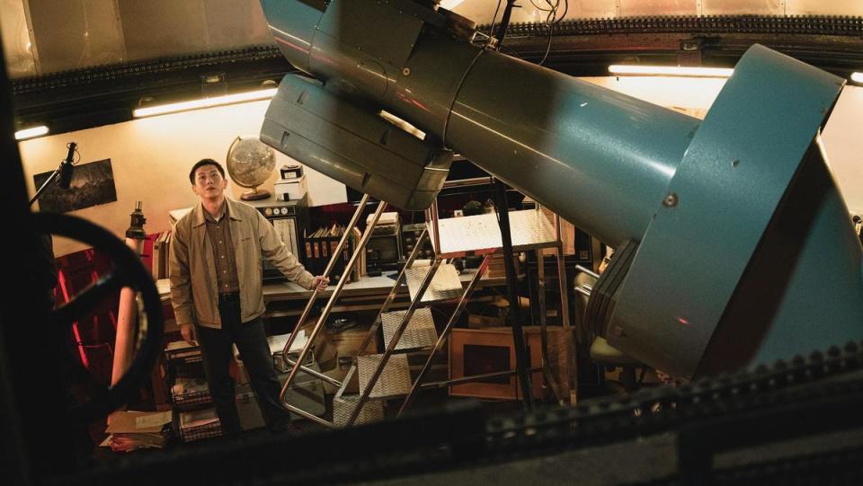 莫子儀片中飾演天文學家，劇組也真的借到中央大學的天文台取景拍攝，其中造價800萬的24吋望遠鏡最為搶眼。（華映提供）
