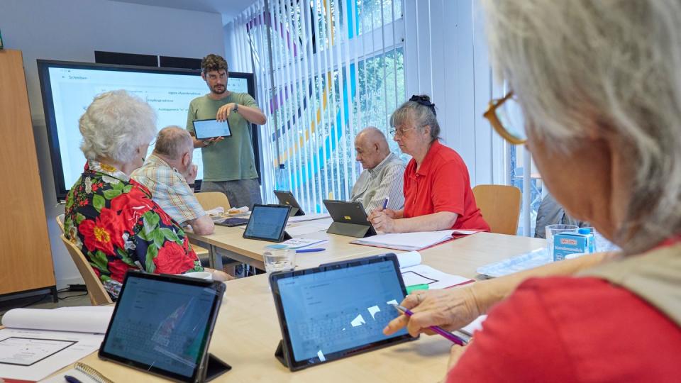 Senioren und Seniorinnen bei einem Digitalkurs. (Bild: dpa)