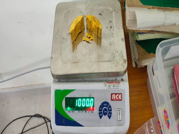 AUI seized 1 kg gold worth Rs 50.96 lakhs (Photo/ANI)