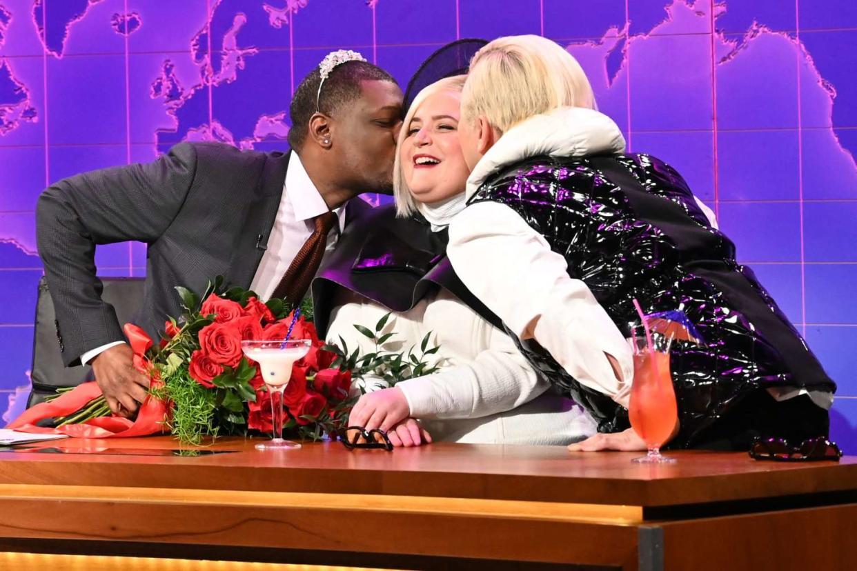 SATURDAY NIGHT LIVE -- Natasha Lyonne, Japanese Breakfast Episode 1826 -- Pictured: (l-r) Anchor Michael Che, with Aidy Bryant and Bowen Yang as Trend Forecasters during Weekend Update on Saturday, May 14, 2022 -- (Photo by: Will Heath/NBC/NBCU Photo Bank via Getty Images)