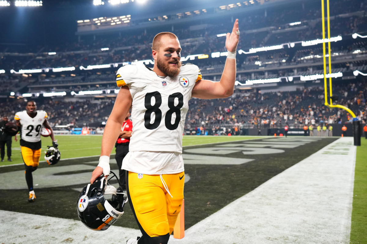 Steelers TE Pat Freiermuth headed to the locker room with injury