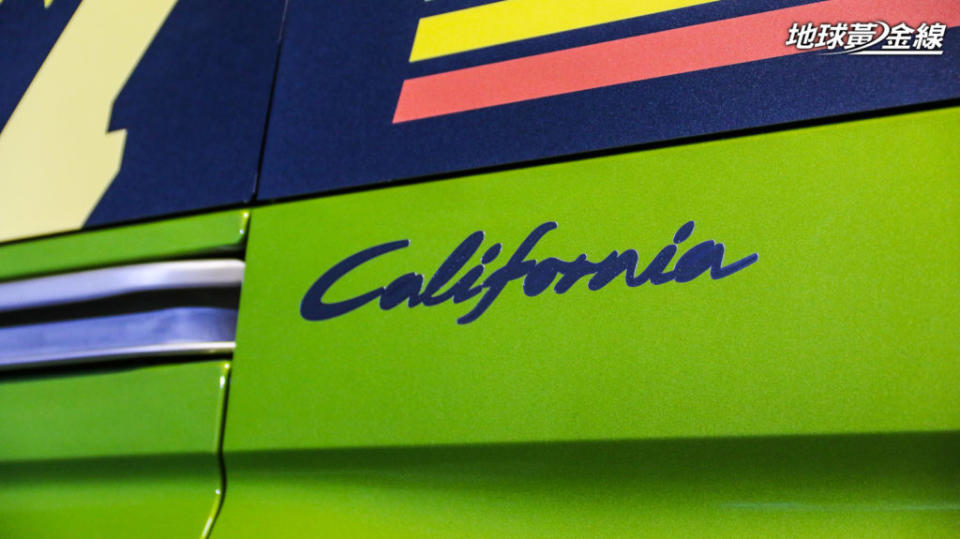 Caddy California側滑門貼有專屬車貼。(攝影/ 陳奕宏)