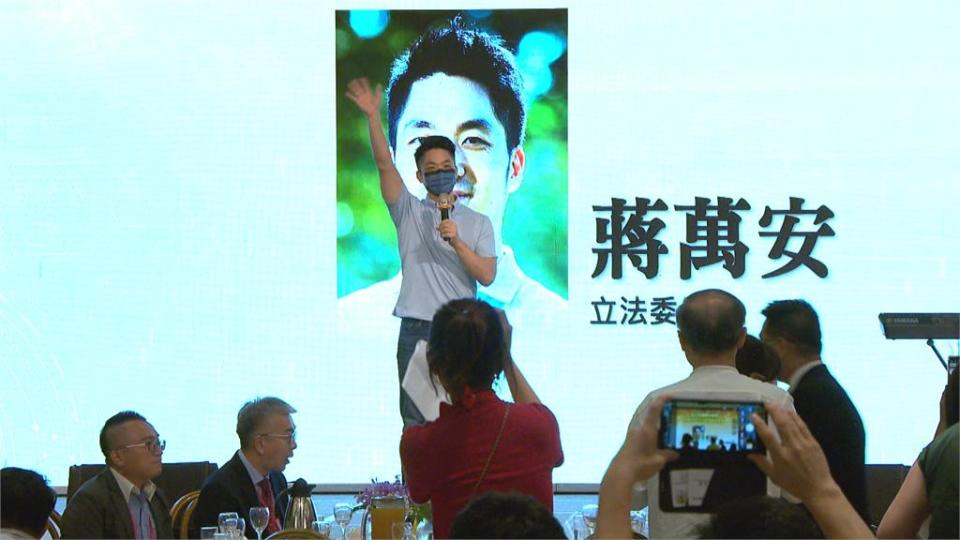 台北市長選戰白熱化　三參選人「同台」拜票