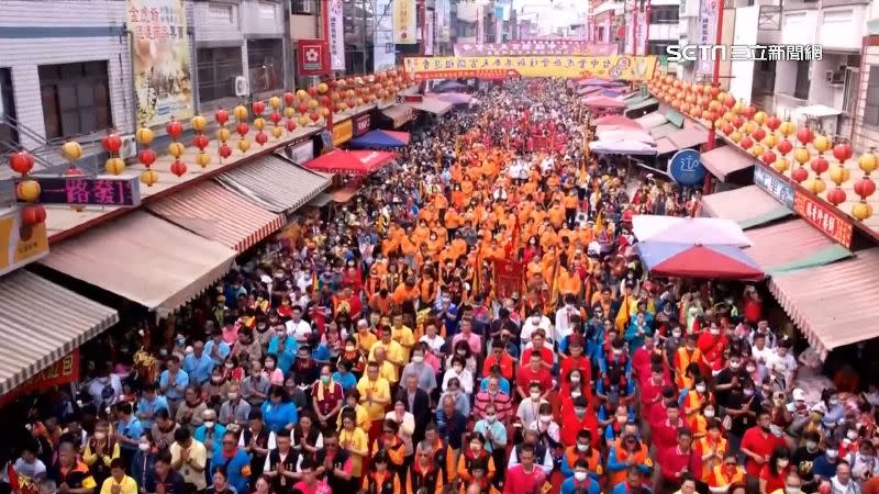 大甲媽祖遶境第4天，現場擠滿上萬名信眾。