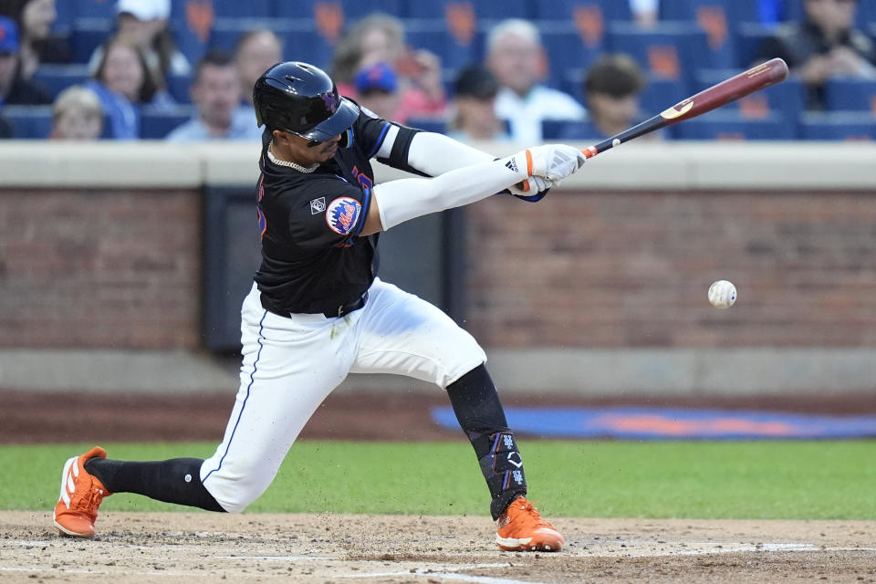 New York Mets' Mark Vientos hits an RBI single during the first inning of a baseball game against the Arizona Diamondbacks, Friday, May 31, 2024, in New York. (AP Photo/Frank Franklin II)