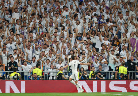 Foto del miércoles del delantero del Real Madrid Gareth Bale celebrando tras marcar ante la Roma. Sep 19, 2018 REUTERS/Paul Hanna