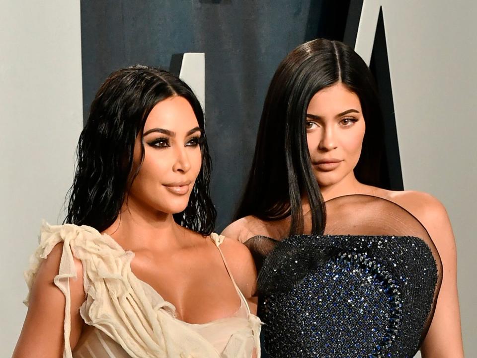 Kim Kardashian and Kylie Jenner (R) attend the 2020 Vanity Fair Oscar Party (Getty Images)