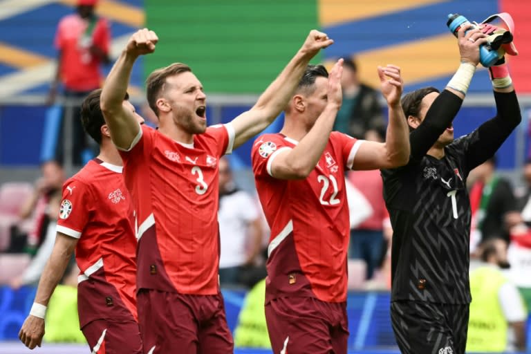 Les joueurs suisses célèbrent leur victoire 3-1 face à la Hongrie pour leur entrée en lice dans l'Euro-2024, le 15 juin 2024 à Cologne (Allemagne) (Angelos Tzortzinis)