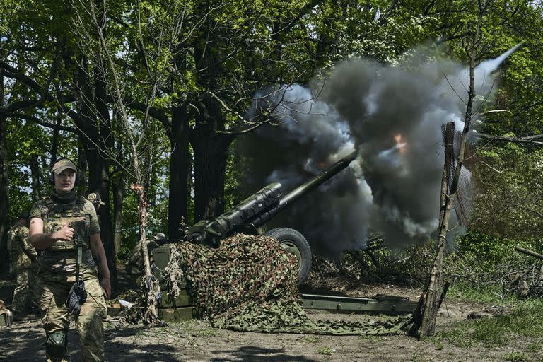 Soldados ucranianos disparan un cañón cerca de Bakhmut. (AP Photo/Libkos)