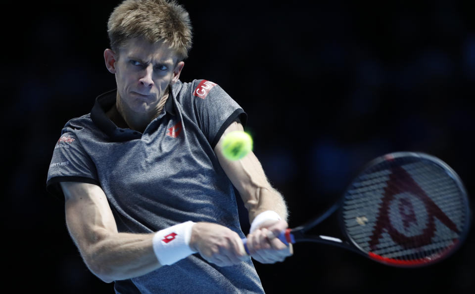 El sudafricano Kevin Anderson responde a un tiro del japonés Kei Nishikori durante un duelo de la Copa Masters que se disputa en la O2 Arena de Londres, el martes 13 de noviembre de 2018. Anderson venció a Nishikori 6-0, 6-1. (AP Foto/Alastair Grant)