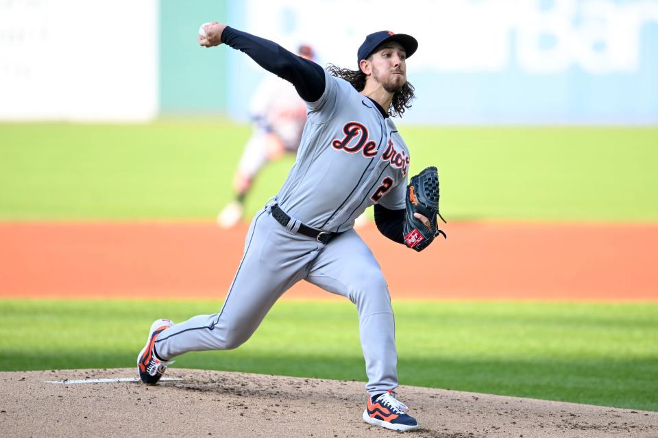 El lanzador abridor de los Tigres de Detroit, Michael Lorenzen, lanza durante la primera entrada de un juego contra los Guardianes de Cleveland en el Progressive Field de Cleveland el martes 9 de mayo de 2023.