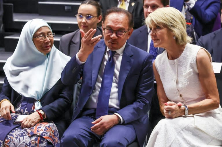 Julie Bishop (d) avec le Premier ministre de Malaisie Anwar Ibrahim (c) et sa femme, à Canberra le 7 mars 2024 (DAVID GRAY)